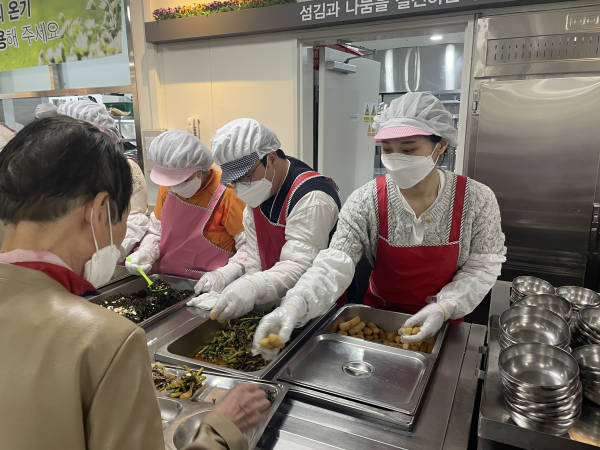 관내 어르신 대상 배식활동 및 정리(10회)